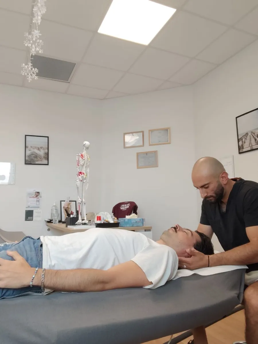 Séance d'ostéopathie, soin des cervicales